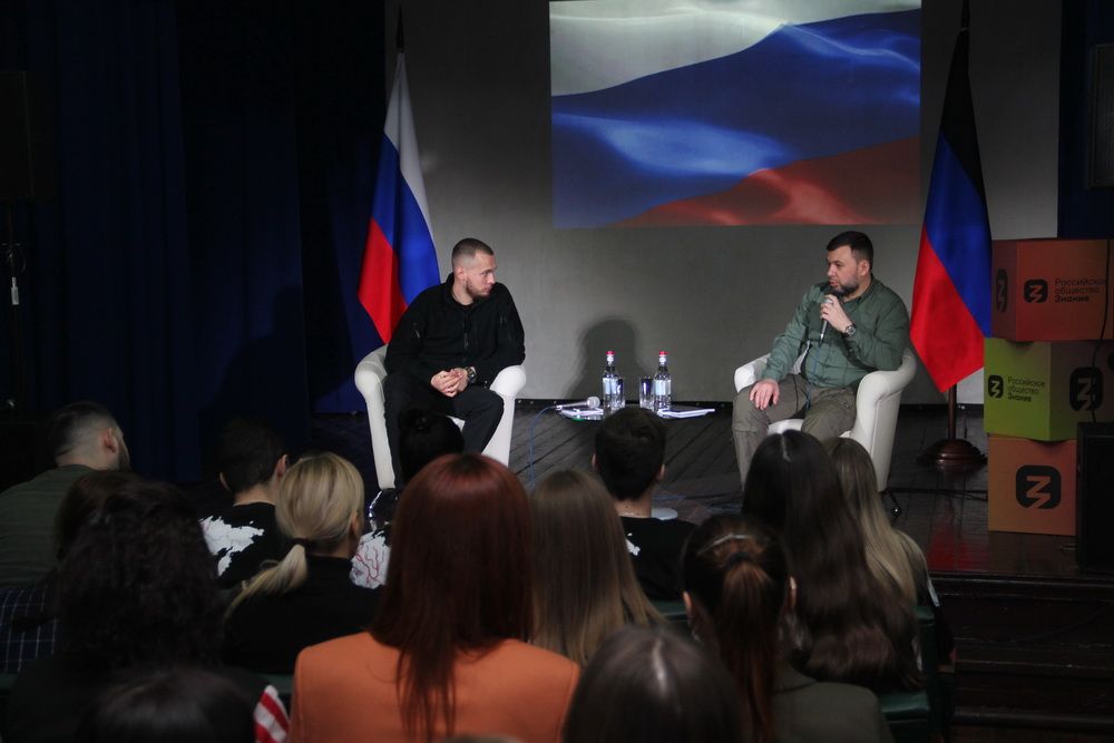 «Достойно представили Республику»: Денис Пушилин встретился с участниками и волонтерами Всемирного фестиваля молодежи из ДНР