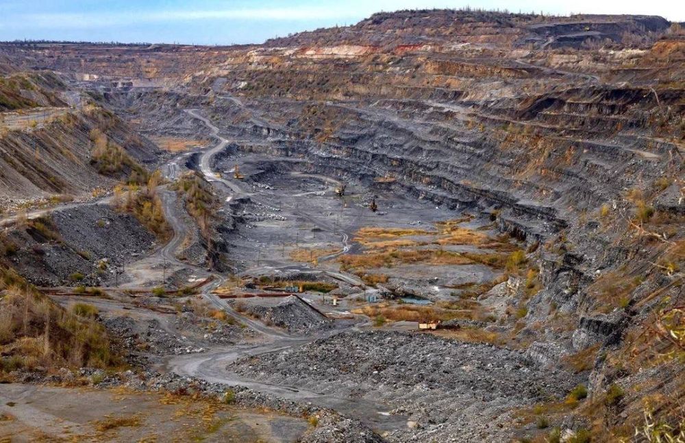 Комсомольское рудоуправление (КРУ) ЮГМК — крупнейший производитель флюсового известняка и щебня в Донбассе, который в полной мере обеспечивает качественным сырьем предприятия металлургической и строительной отраслей республики