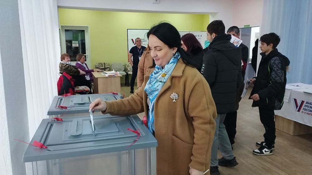 Заместитель главы администрации Волновахского района Елена Снисаренко проголосовала на выборах Президента РФ