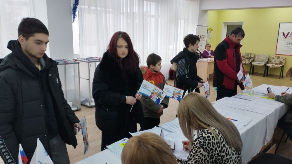 На выборы всей семьей. Голосовать в Республике в первый день приходили и целыми семьями. Так, в Волновахе на избирательный...