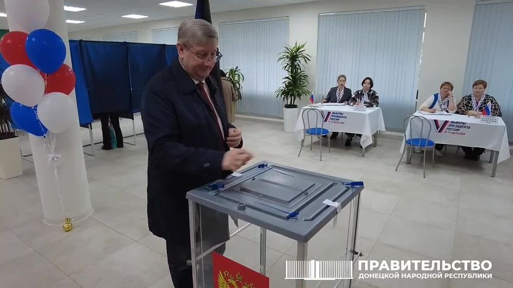 Вице-премьер Андрей Чертков посетил голосование