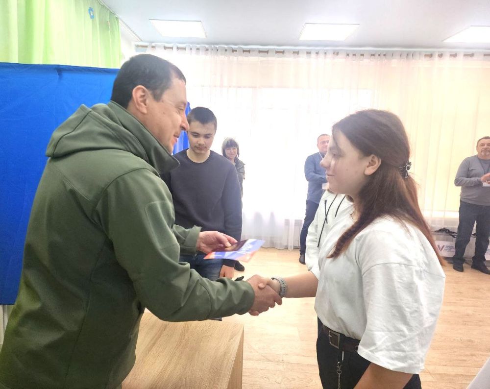 Константин Зинченко: Сегодня несколько юных волновахцев получили свой главный официальный документ - паспорт гражданина России!