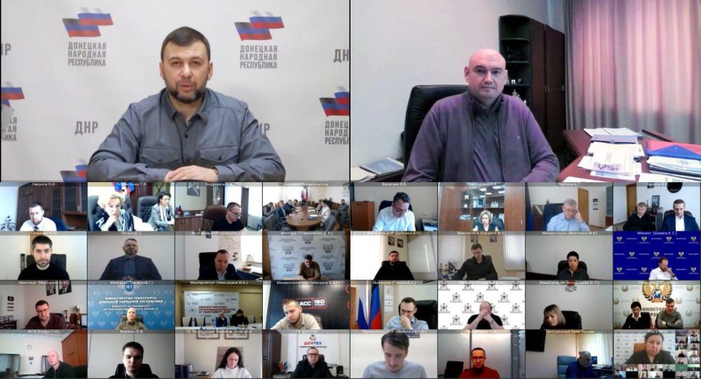 Денис Пушилин: На еженедельном оперативном совещании с Председателем Правительства ДНР Евгением Солнцевым, руководителями органов исполнительной власти и главами муниципальных образований обсудили ряд актуальных тем