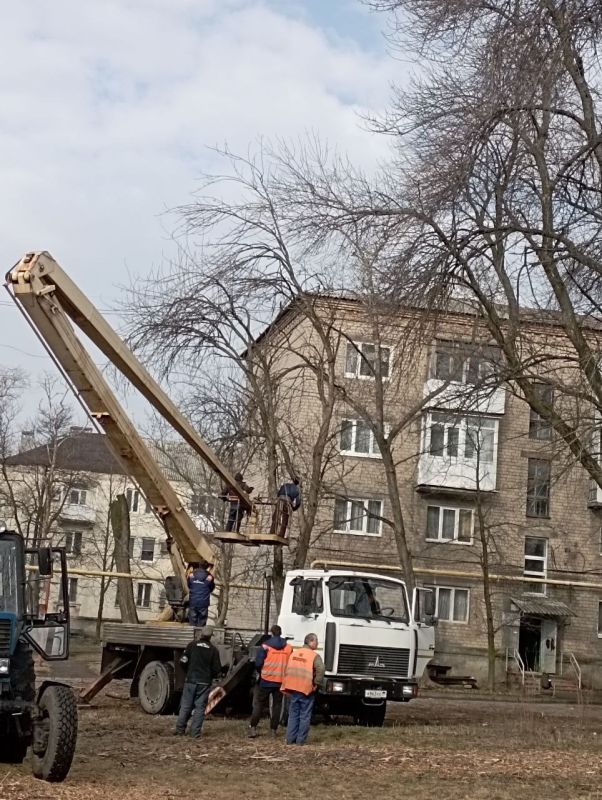 Василий Ткачук: Сегодня силами МУП АГД "Управляющая компания Калининского района г. Донецка" ведутся работы по кронированию...