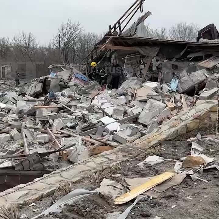 У маленькой девочки, которую после обстрела ВСУ спасли из-под завалов дома в селе Никольском Белгородской области, черепно-мозговая травма, переломы рук и ног