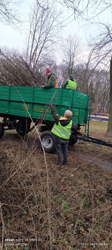 Василий Ткачук: Сегодня сотрудниками МУП АГД "ЗЕЛЕНСТРОЙ КАЛИНИНСКОГО РАЙОНА" выполнена уборка и вывоз ветвей с территории парка "Строителей" по улице Краснофлотской, а также используется оборудование для переработки древесины в щепу