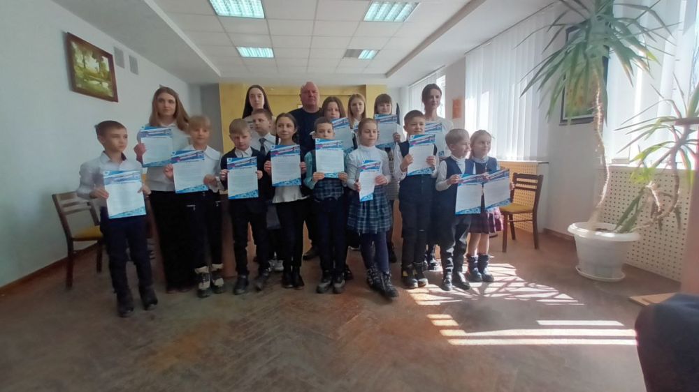 Василий Ткачук: Сегодня в администрации Калининского района г. Донецка состоялось торжественное награждение участников городского конкурса детского и семейного рисунка «Я выбираю будущее – я выбираю Президента»