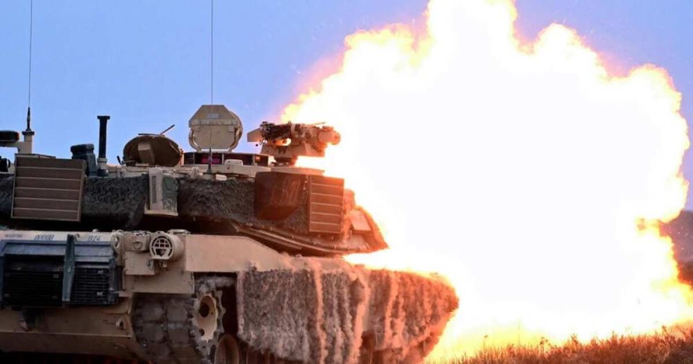 Бойцы спецназа осмотрели подбитый танк Abrams под Авдеевкой