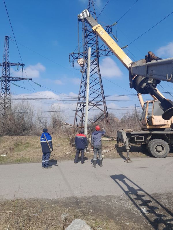 Василий Ткачук: Сегодня, 20 марта, силами Калининских РЭС ТЕ "Донецкие ГЭС" РП "РЭК" выполнены работы по замене аварийной опоры линии электропередачи по улице Таврическая
