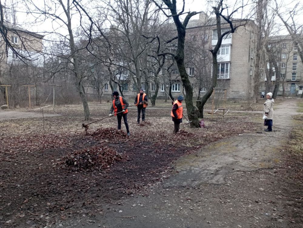Василий Ткачук: Сегодня, 21 марта, силами МУП АГД "Управляющая компания Калининского района г. Донецка" в рамках мероприятий санитарного дня "Чистый четверг" организована уборка придомовых территорий многоквартирного жилого фонда