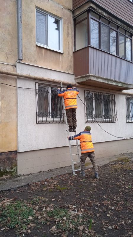 Василий Ткачук: МУП АГД "Управляющая компания Калининского района г. Донецка" выполнены работы по прокладке кабеля электроснабжения от электрощитовой до распределительной коробки 3-го подъезда жилого дома № 18 по бульвару Шахтостроителей
