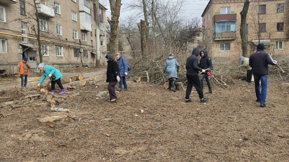Василий Ткачук: Сегодня в рамках мероприятия санитарного дня "Чистый четверг" сотрудники администрации Калининского района...