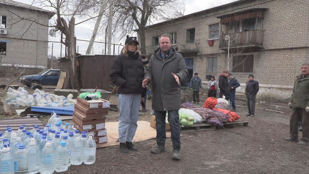 Патрик Ланкастер: Мы с женой (Надежда Ланкастер) передали тонну гуманитарной помощи прифронтовому селу Спартак