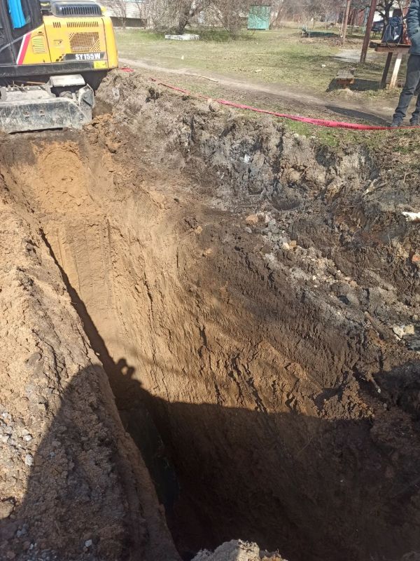 Работниками Филиала "ДонбассВодоРемонт" ГУП ДНР "Вода Донбасса" выполняются работы по замене аварийного участка канализационного коллектора диаметром 250 мм, протяженностью порядка 40 метров в городе Комсомольское по ул.Спортивная