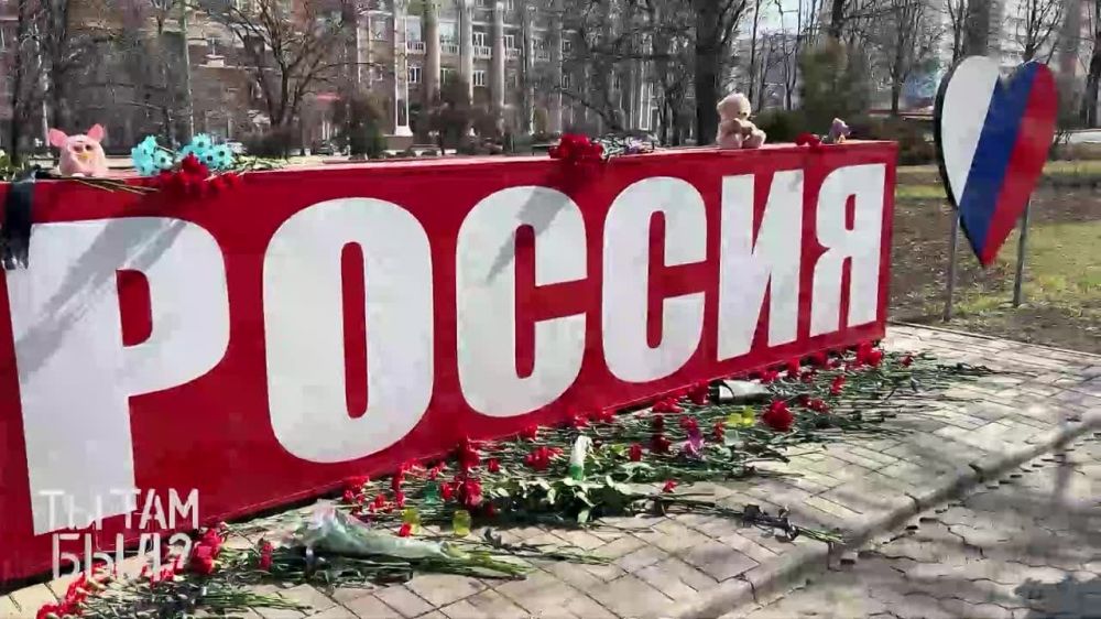 Павел Кукушкин: Москва, мы с тобой!. Жители Донецка с утра несут цветы в память о погибших в результате чудовищного теракта в столице