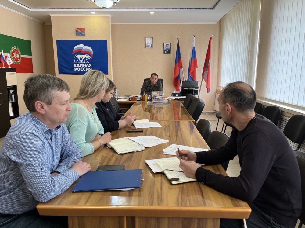 Константин Зинченко: Совместно с представителями профильных управлений и отделов администрации Волновахского муниципального округа обсудили работу молодежных движений