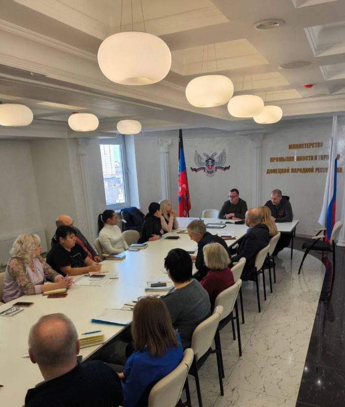 Владислав Васильев: Необходимая еженедельная работа – совещание с сотрудниками Министерства промышленности и торговли ДНР. Провел его совместно с Натальей Юрьевной Козиной, и.о.министра Минпромторга ДНР