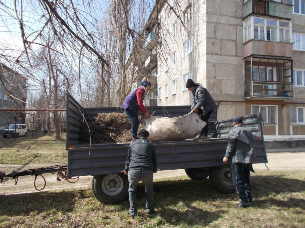 Работниками МУП «ЖРУ №6» города Углегорска 29 марта выполнялись работы: