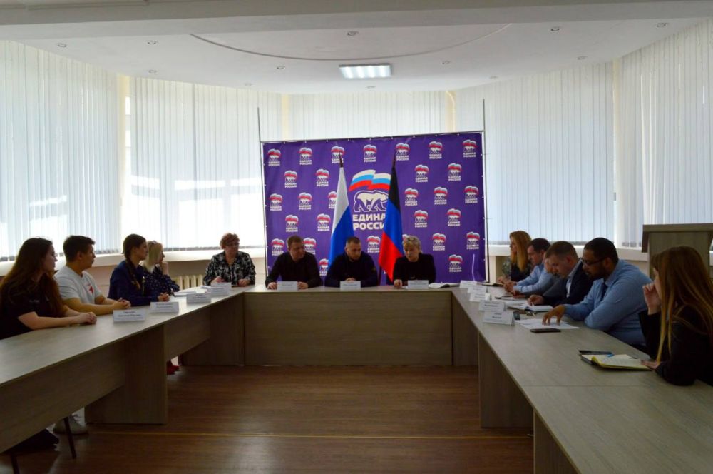 Кирилл Макаров провел собрание с сотрудниками отрасли молодежной политики Ворошиловского района города Донецка