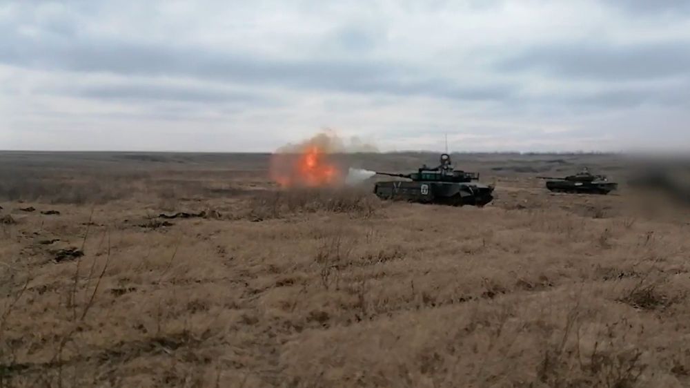 Экипажи Т-80БВМ уничтожили опорный пункт ВСУ в зоне спецоперации