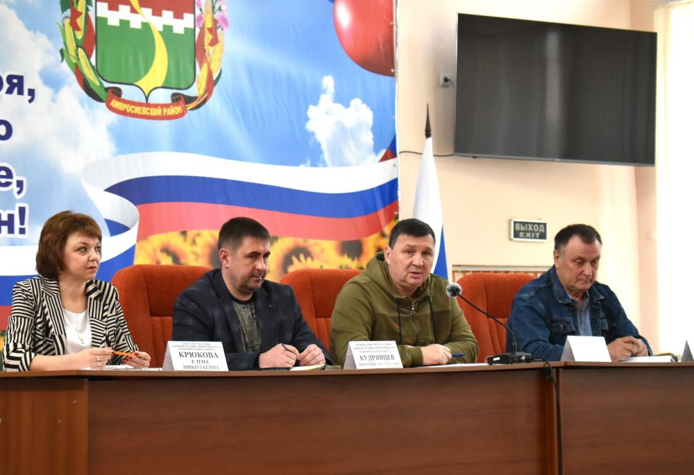 Игорь Лызов: Провёл расширенное аппаратное совещание с начальниками управлений, отделов, секторов администрации округа, главами местных организаций, руководителями учреждений