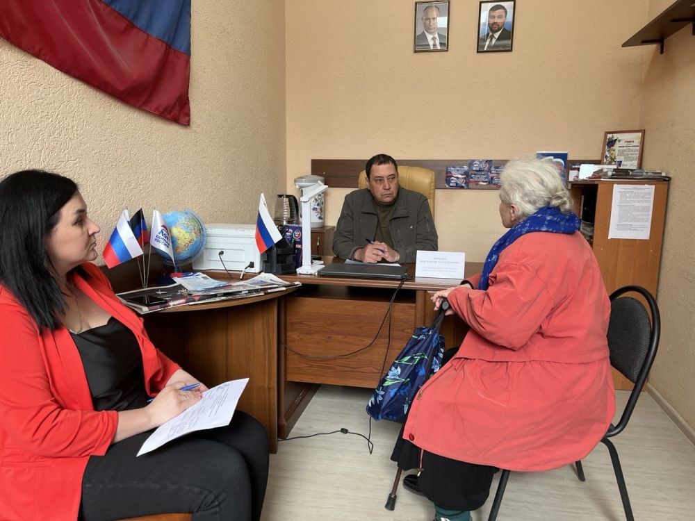 Сегодня, 03 апреля , глава муниципального образования Волновахский муниципальный округ ДНР, Константин Зинченко провел прием граждан совместно с представителями профильных управлений и отделов администрации Волновахского муниципального округа