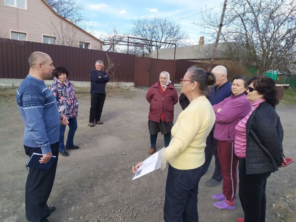 Дмитрий Лысенко: Сегодня, 04 апреля, заместитель главы администрации городского округа Торез Александр Ставицкий провел встречу с населением по пересечению ул. Чехова и ул. 8 Марта