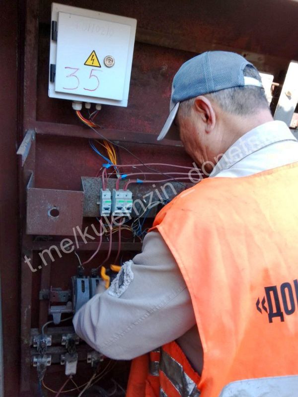 4 апреля специалисты предприятия «Донецкгорсвет» устраняли обрывы и короткие замыкания, меняли лампы и светильники, перетягивали кабель, проводили ревизию шкафов управления, обходили воздушные линии