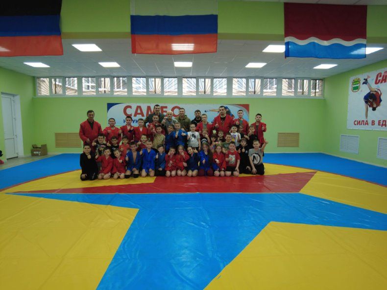 Министр спорта Амурской области Дмитрий Кутека совместно с заслуженным тренером Российской Федерации Дмитрием Богодистом и...