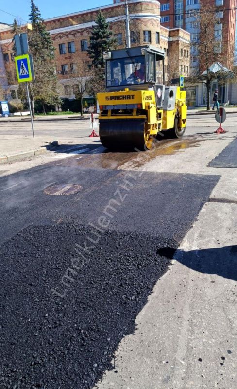 Алексей Кулемзин: 6 апреля сотрудники «Дорожного ремонтно-строительного управления» продолжали приводить в порядок улицы нашего города