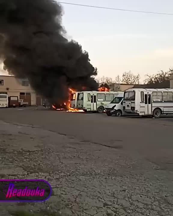В Херсонской области ВСУ ударили по автостанции, загорелось несколько автобусов — также после атаки беспилотника в ДНР ранен мирный житель