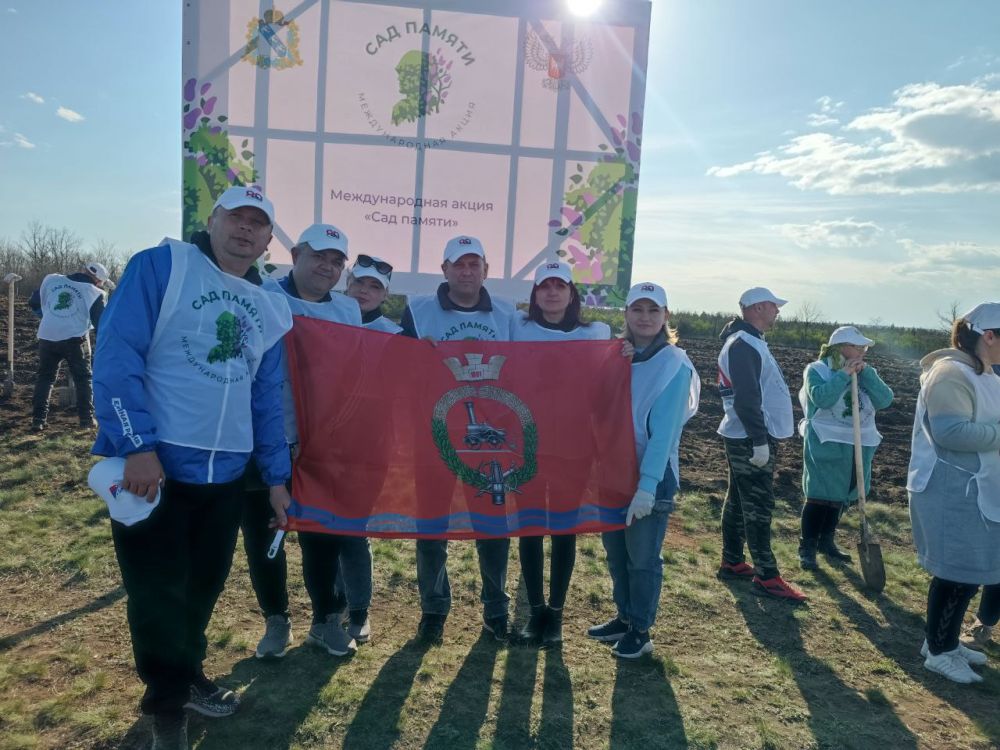 Председатель Волновахского муниципального совета Таймураз Арсоев и депутаты Волновахского муниципального совета Сергей Лисовин, Андрей Мацегора совместно с волонтерами приняли участие в Международной акции &quot;Сад памяти&quot;