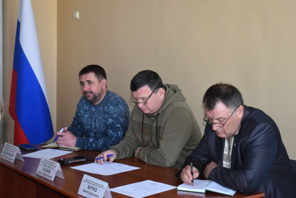 Игорь Лызов: Провёл аппаратное совещание с начальниками управлений, отделов, секторов администрации округа, руководителями учреждений