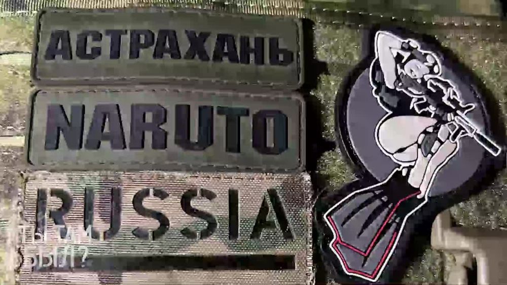 Павел Кукушкин: Будни военкоров:). Встретились в Донецке с Дмитрием Астрахань, и Дима провёл небольшую экскурсию по памятным шевронам в его машине:) @ttambyl