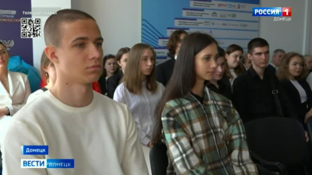 С финалистами и победителями проекта «Пишем будущее» встретился исполняющий обязанности министра молодёжной политики ДНР Кирилл Макаров