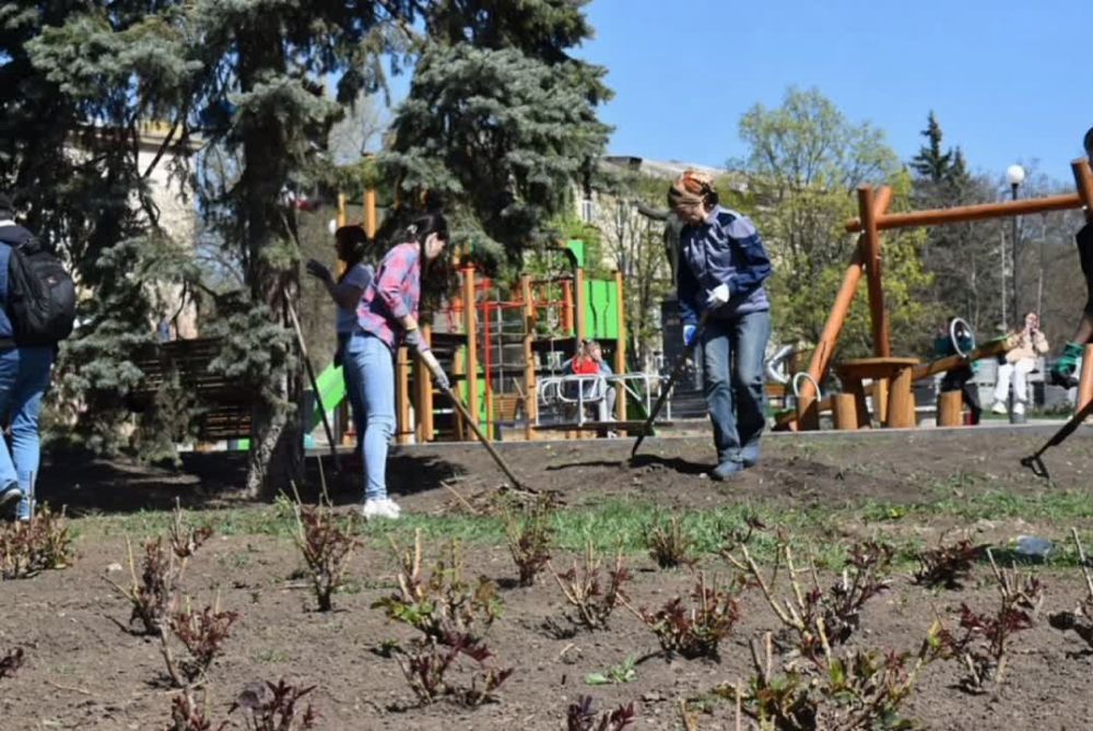 В рамках мероприятий по благоустройству города, сотрудники администрации округа привели в порядок не только свою прилегающую...