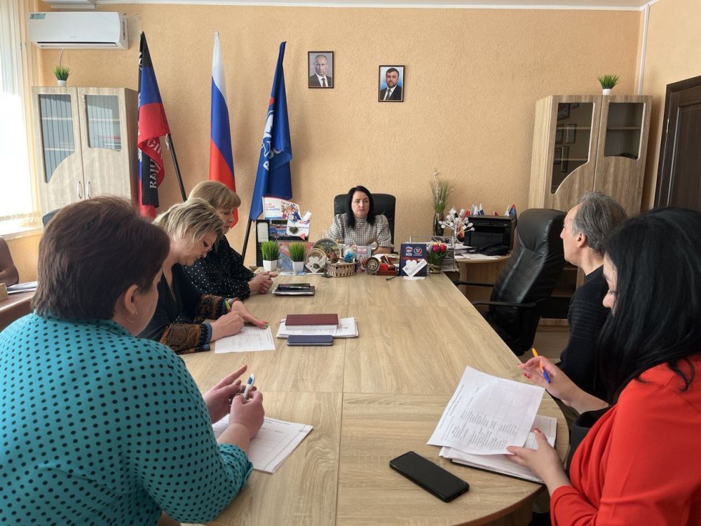 Сегодня, 11 апреля, по поручению главы ДНР, заместитель главы администрации Волновахского района по социальным вопросам Снисаренко Елена Сергеевна провела прием граждан