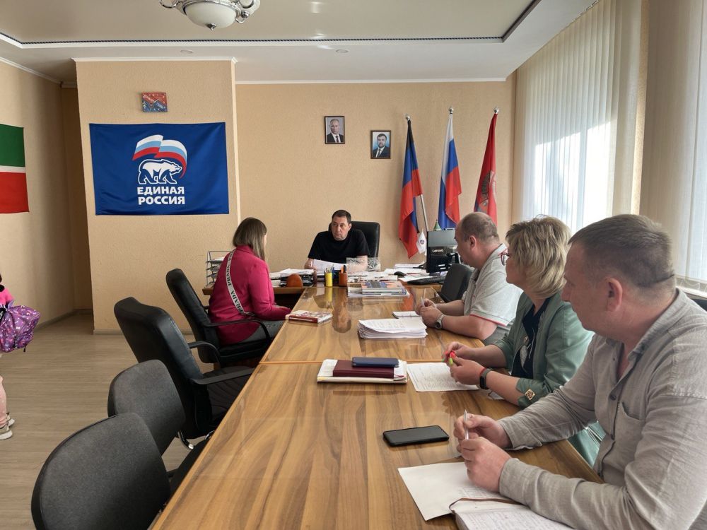 Сегодня, 12 апреля , глава муниципального образования Волновахский муниципальный округ ДНР, Константин Зинченко провел прием граждан совместно с представителями профильных управлений и отделов администрации Волновахского муниципального округа