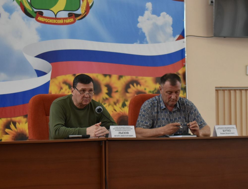 Игорь Лызов: Вчера провёл рабочее совещание с главами местных администраций и руководителями сельскохозяйственных предприятий Амвросиевского округа при участии представителей МЧС России по ДНР в округе, центра занятости, ветеринарной больницы