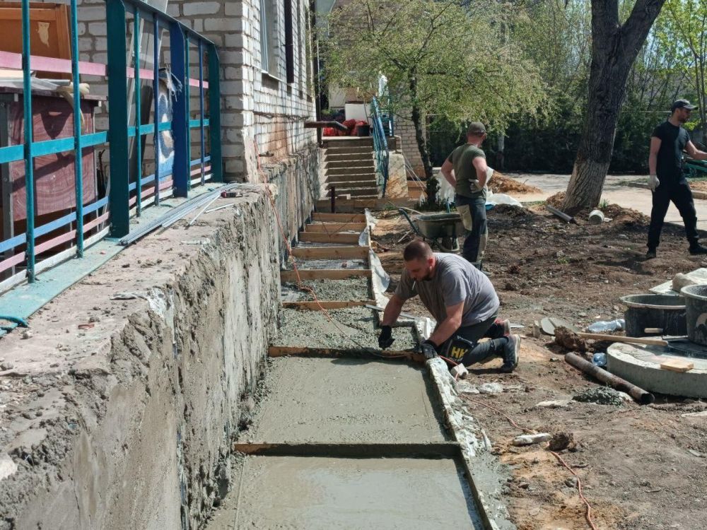 Игорь Лызов: В детском саду «Теремок» продолжается обустройство отмостки здания