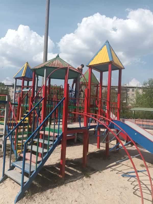 Николай Михайлов: В рамках двухмесячника по благоустройству населенных пунктов Старобешевского района в городе Комсомольское приводятся в порядок детские игровые площадки