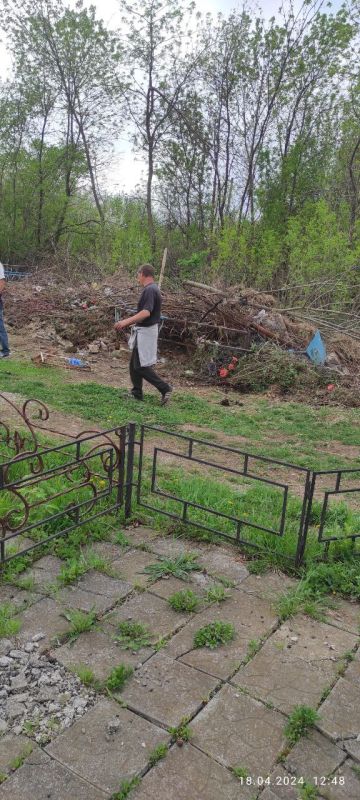 В рамках проведения городского двухмесячника и субботников по благоустройству и наведению санитарного порядка административной территории города Углегорска, 18.04.2024 на территории городского кладбища проводились работы по вывозу мусору