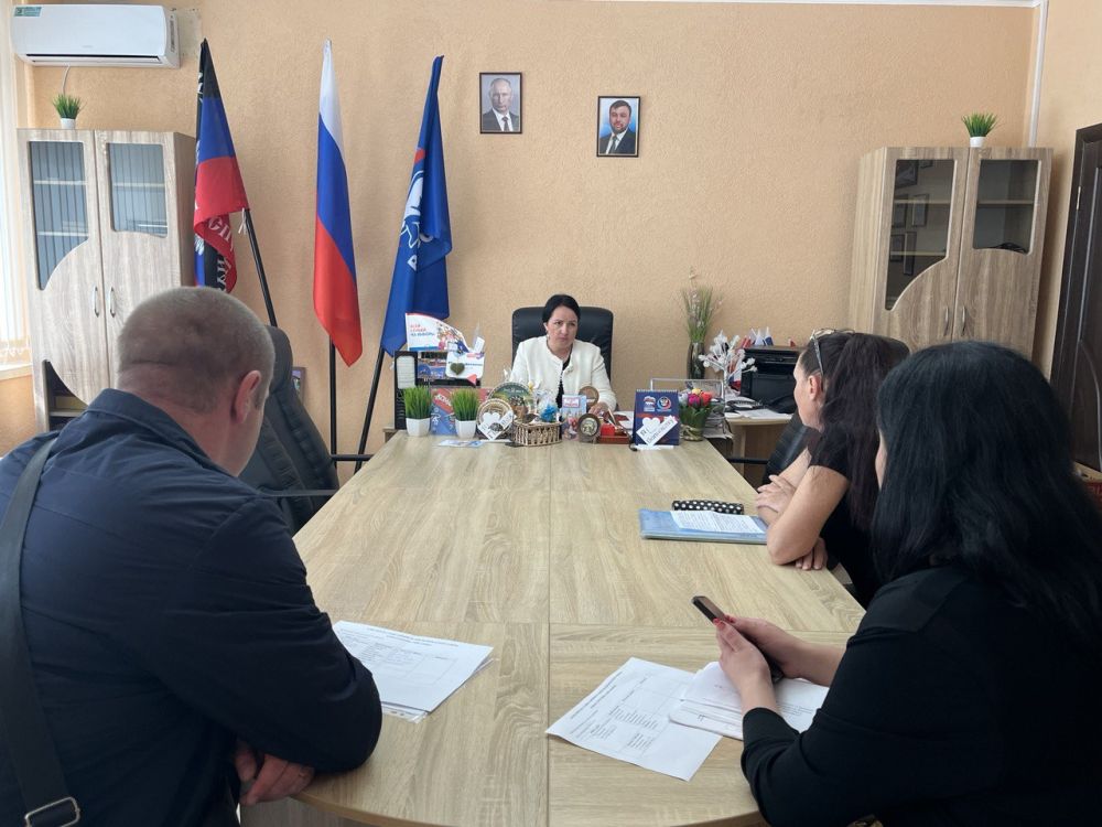 Сегодня, 18 апреля, по поручению главы ДНР, заместитель главы администрации Волновахского района по социальным вопросам Снисаренко Елена Сергеевна провела прием граждан