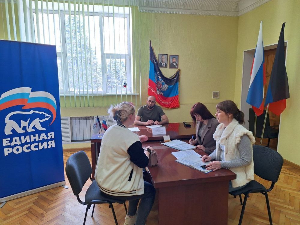 Прием граждан. Сегодня 19 апреля 2024 года, заместитель главы Администрации Шахтерского муниципального округа Руслан Дудников провел прием граждан по личным вопросам в Общественной приемной «Единой России» в г. Шахтерске