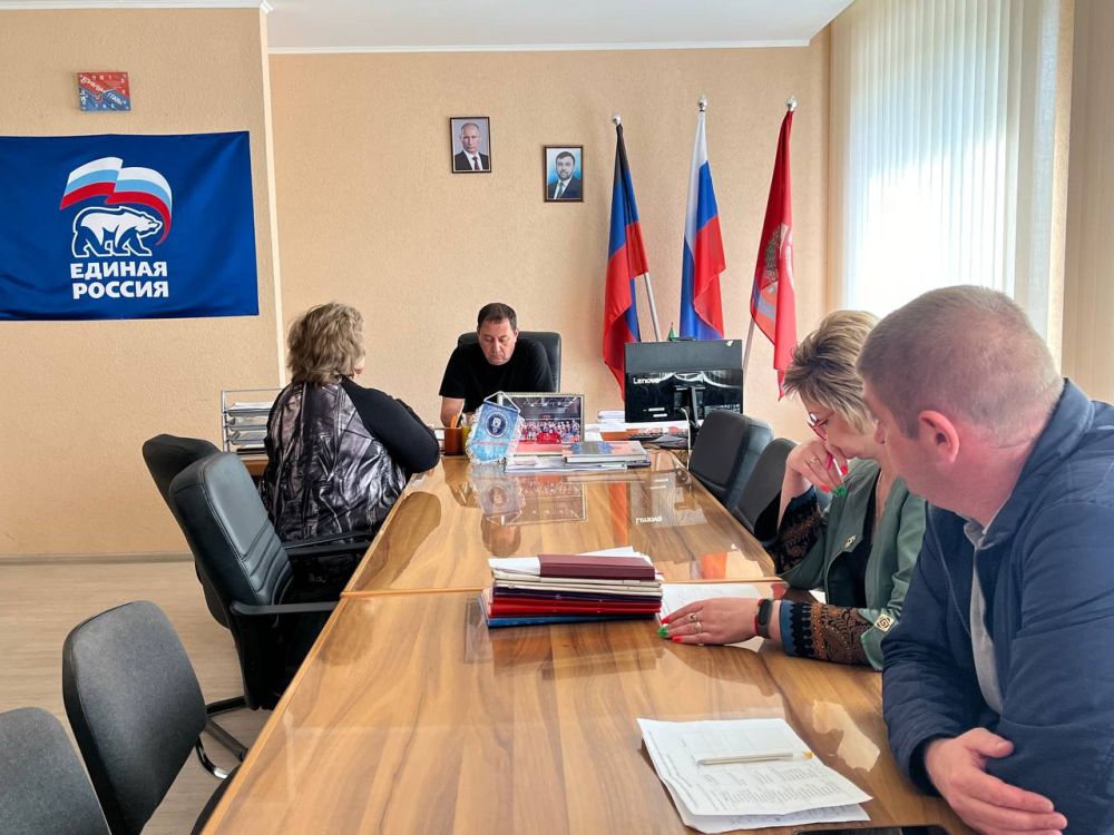 Сегодня, 19 апреля , глава муниципального образования Волновахский муниципальный округ ДНР, Константин Зинченко провел прием граждан совместно с представителями профильных управлений и отделов администрации Волновахского муниципального округа