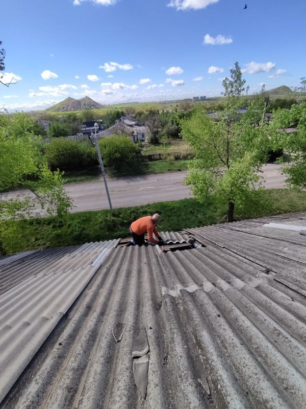 Наталья Бегуненко: Силами управляющей компании Петровского района продолжается работа по ремонту шиферной кровли по адресу ул