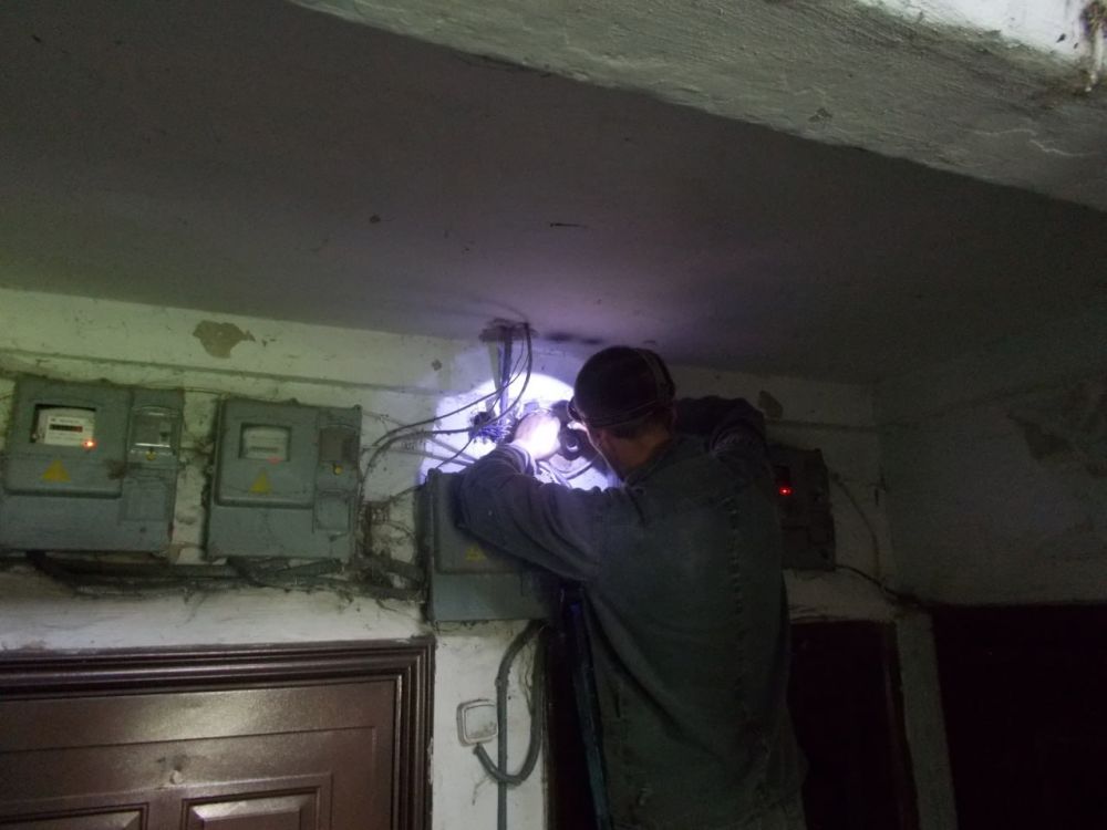 Работниками МУП «ЖРУ №6» города Углегорска 23 апреля выполнялись работы: