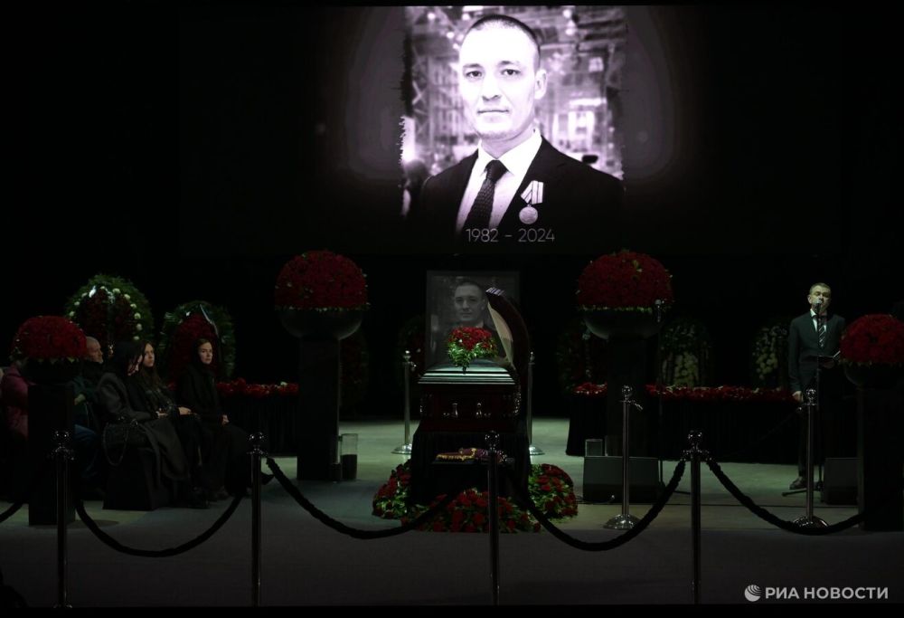 Военкора "Известий" Еремина похоронили на Троекуровском кладбище в Москве