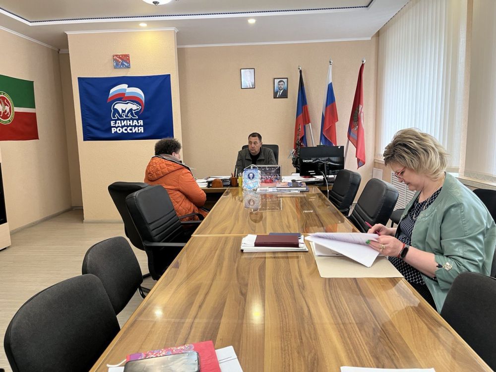 Сегодня, 24 апреля , глава муниципального образования Волновахский муниципальный округ ДНР, Константин Зинченко провел прием граждан совместно с представителями профильных управлений и отделов администрации Волновахского муниципального округа