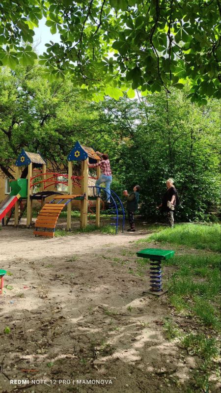 Василий Ткачук: Сегодня, в рамках проведения акции «Чистый четверг» силами предприятий, учреждений, организаций и коммунальных служб Калининского района г.Донецка организована уборка и наведение чистоты в районе